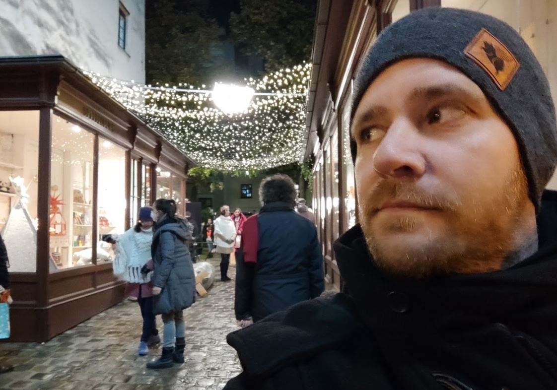 Weihnachtsstimmung vor Auslagen